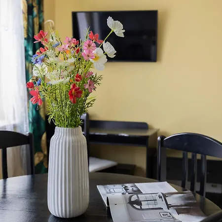 Apartment Cozy For 4 People With Swimming Pool And Tennis Court By Renters Poznan