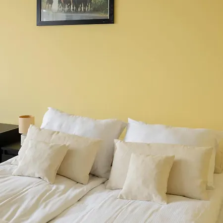 Apartment Cozy For 4 People With Swimming Pool And Tennis Court By Renters Poznan