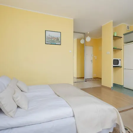 Cozy For 4 People With Swimming Pool And Tennis Court By Renters Apartment